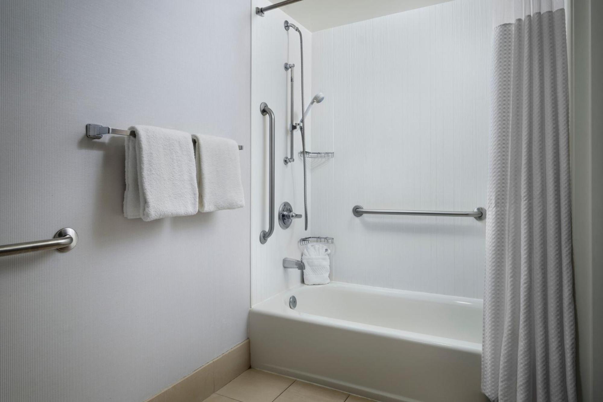 Courtyard By Marriott Stockton Hotel Екстериор снимка