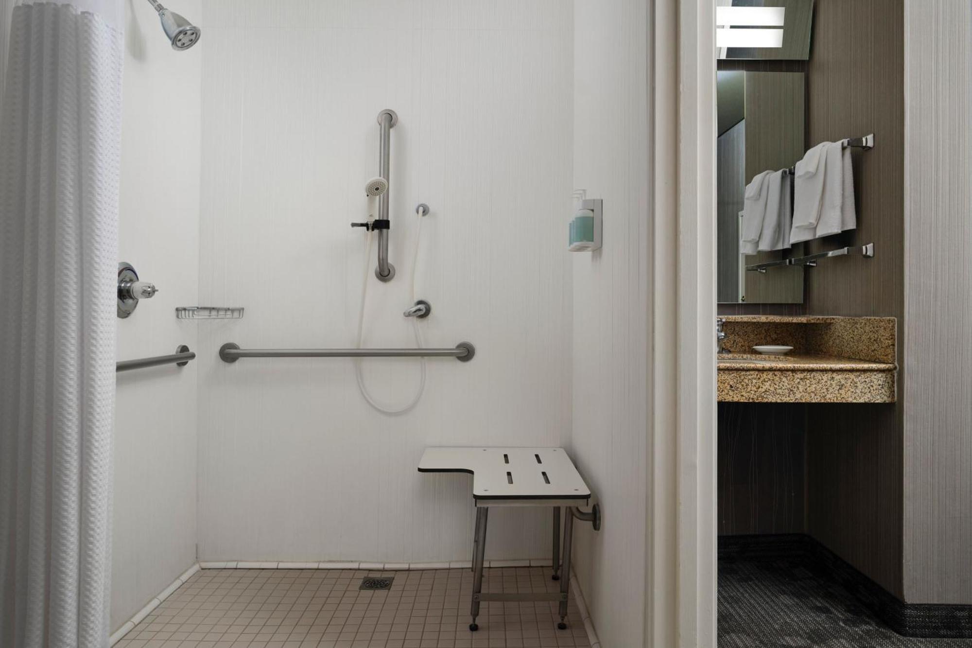 Courtyard By Marriott Stockton Hotel Екстериор снимка