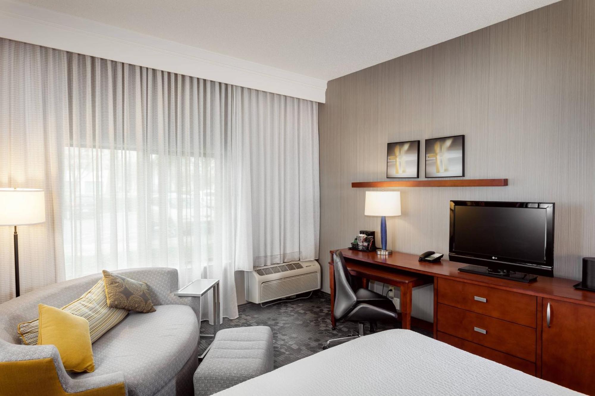 Courtyard By Marriott Stockton Hotel Екстериор снимка
