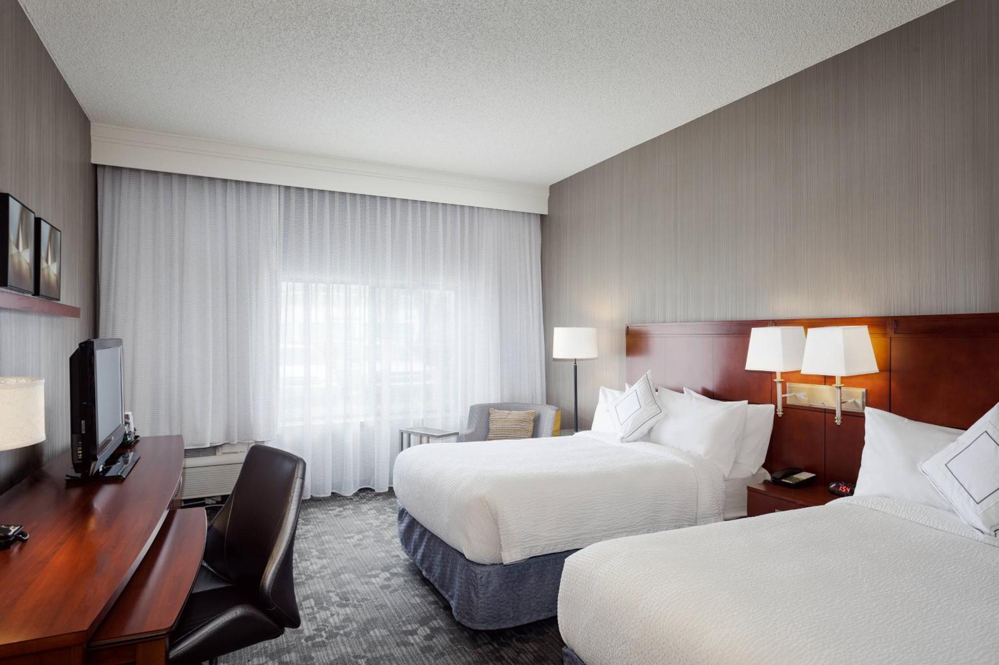 Courtyard By Marriott Stockton Hotel Екстериор снимка