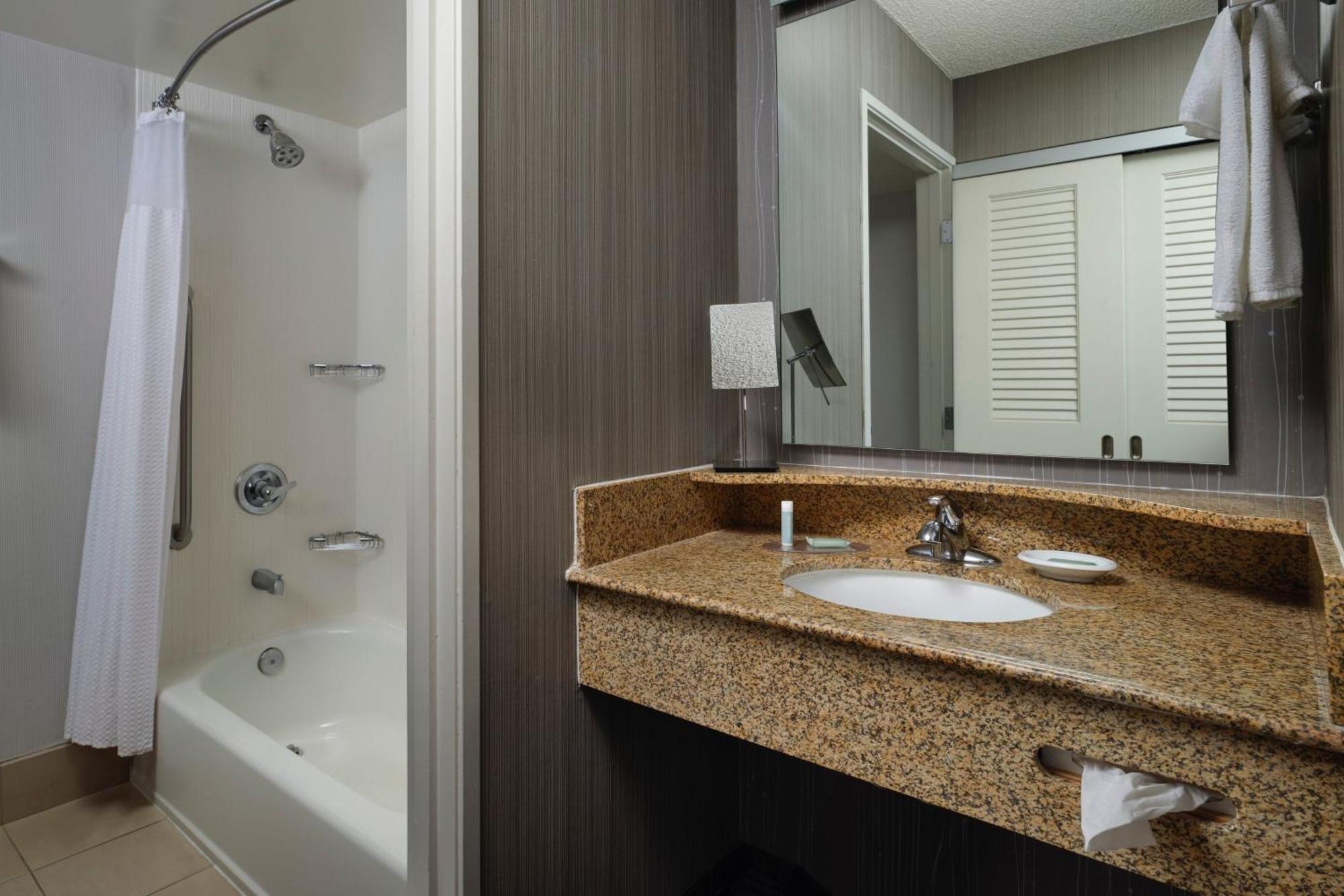 Courtyard By Marriott Stockton Hotel Екстериор снимка