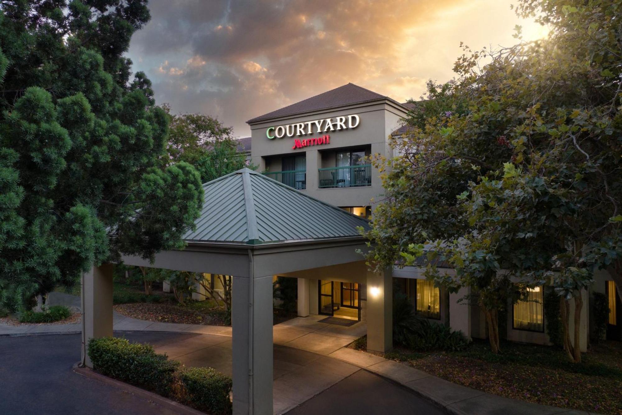 Courtyard By Marriott Stockton Hotel Екстериор снимка