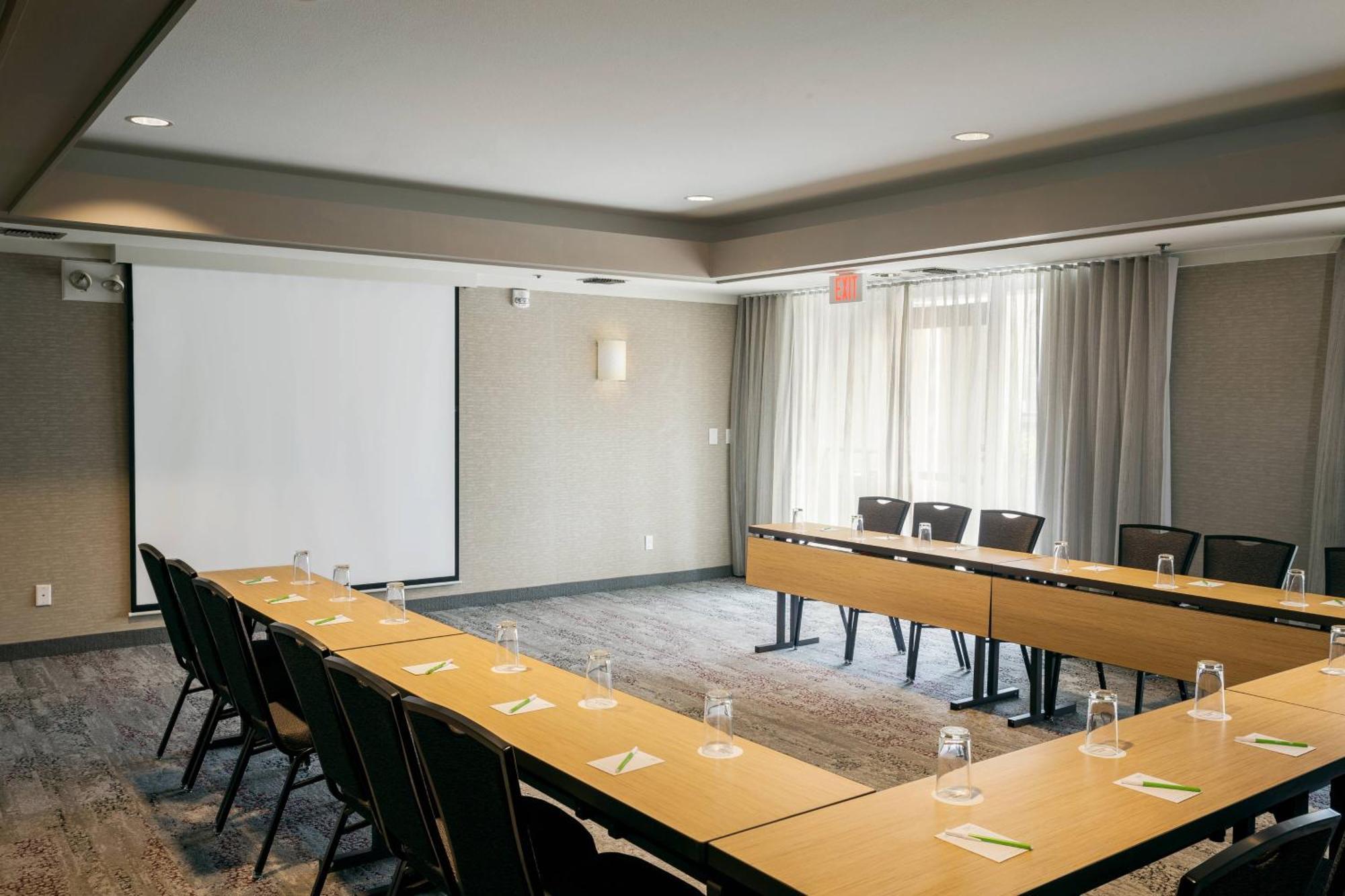 Courtyard By Marriott Stockton Hotel Екстериор снимка