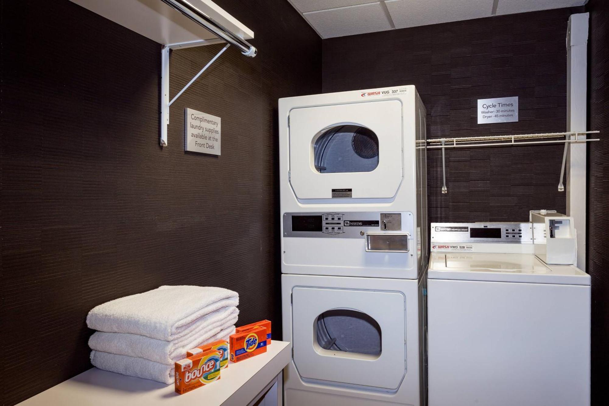 Courtyard By Marriott Stockton Hotel Екстериор снимка