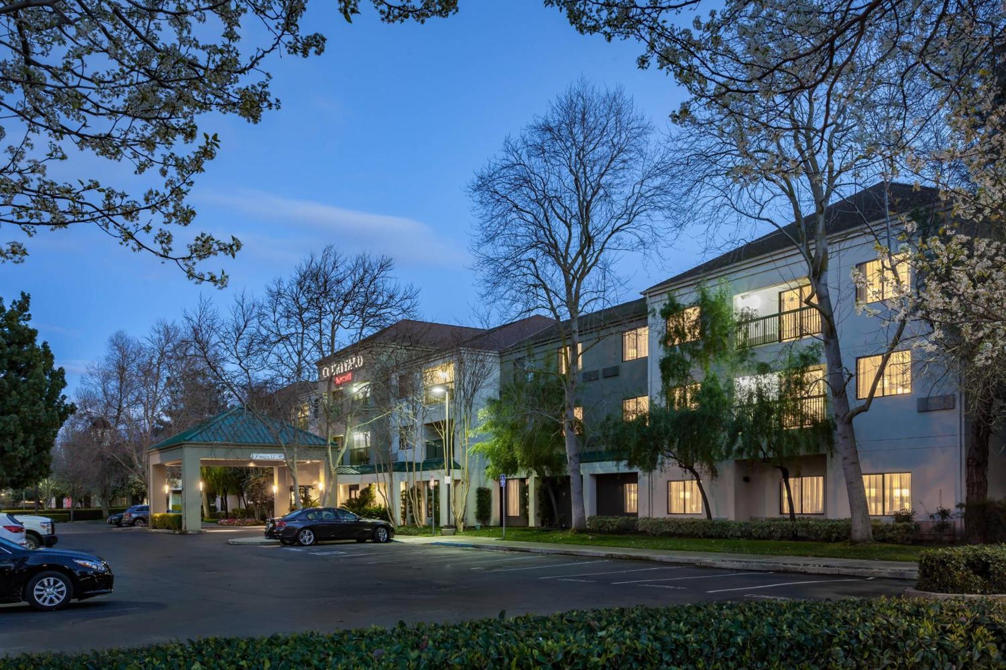 Courtyard By Marriott Stockton Hotel Екстериор снимка