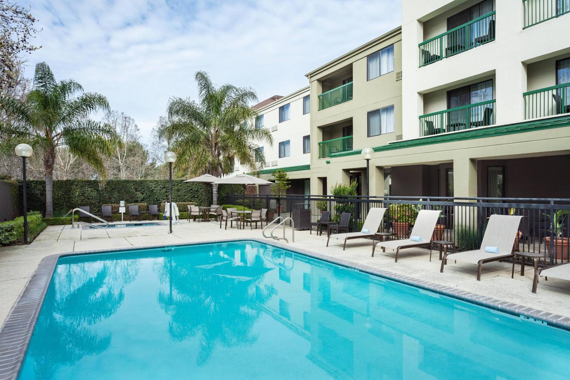 Courtyard By Marriott Stockton Hotel Екстериор снимка