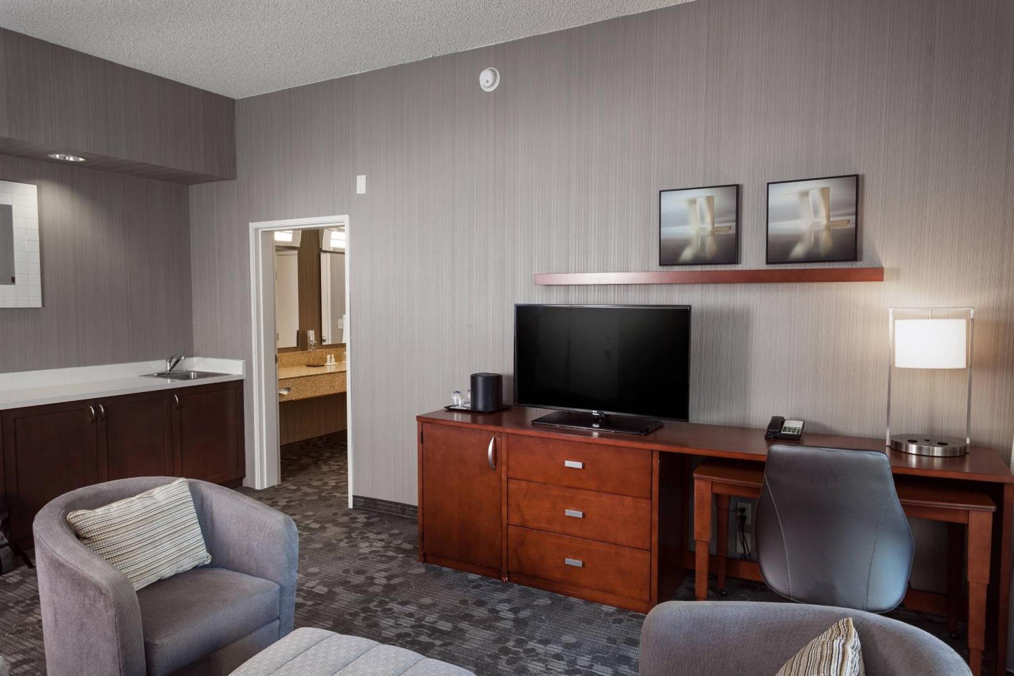 Courtyard By Marriott Stockton Hotel Екстериор снимка