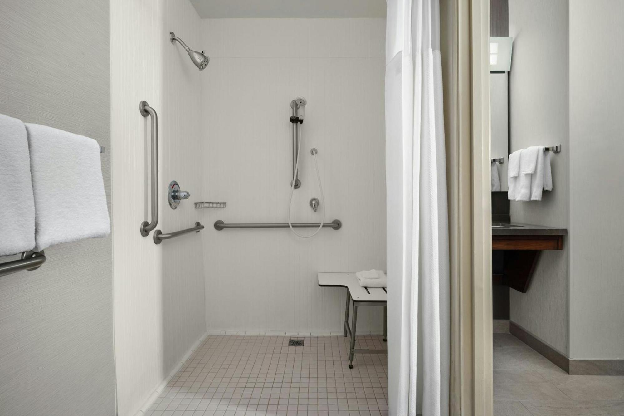 Courtyard By Marriott Stockton Hotel Екстериор снимка