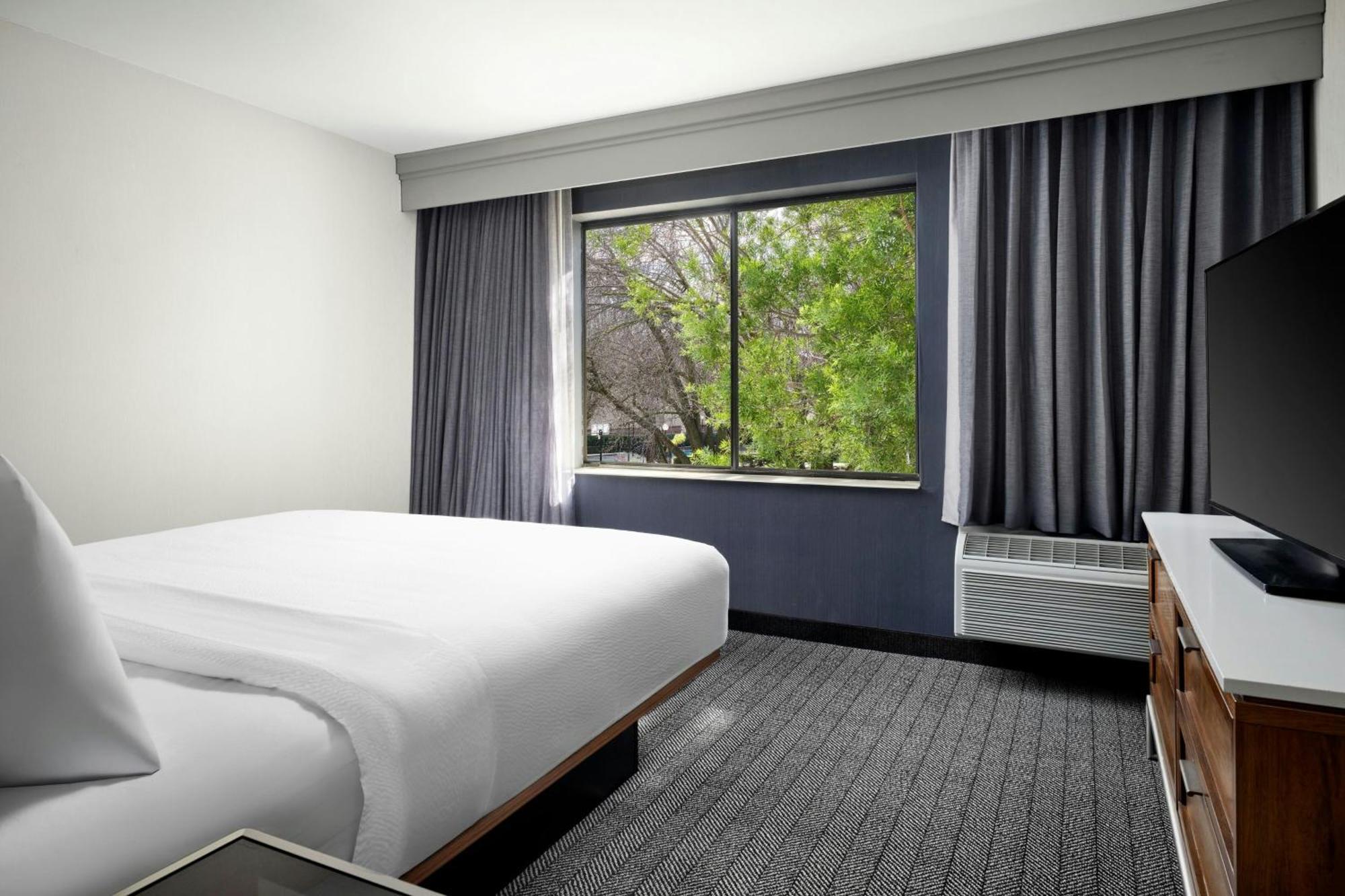 Courtyard By Marriott Stockton Hotel Екстериор снимка