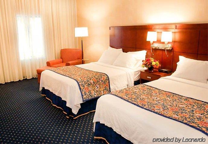 Courtyard By Marriott Stockton Hotel Стая снимка