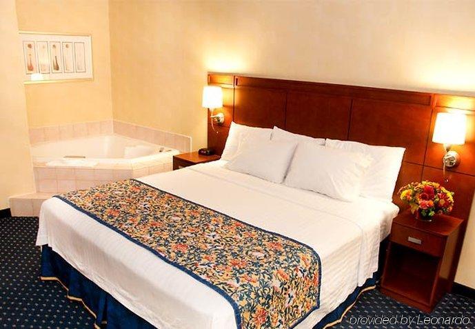 Courtyard By Marriott Stockton Hotel Стая снимка